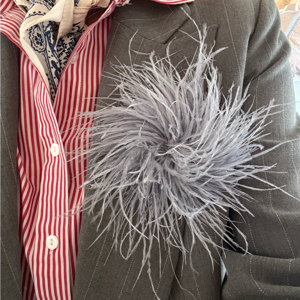 Fabulous Feather Brooches- several colors Black, Pink, Brown, Cream, Blue/Grey - Picture 5 of 8
